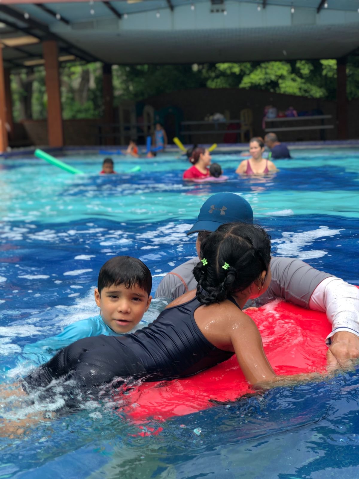 Niños en la piscina adaptada 1