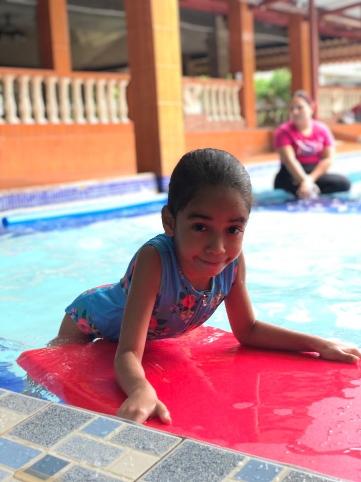 Niños en la piscina adaptada 3