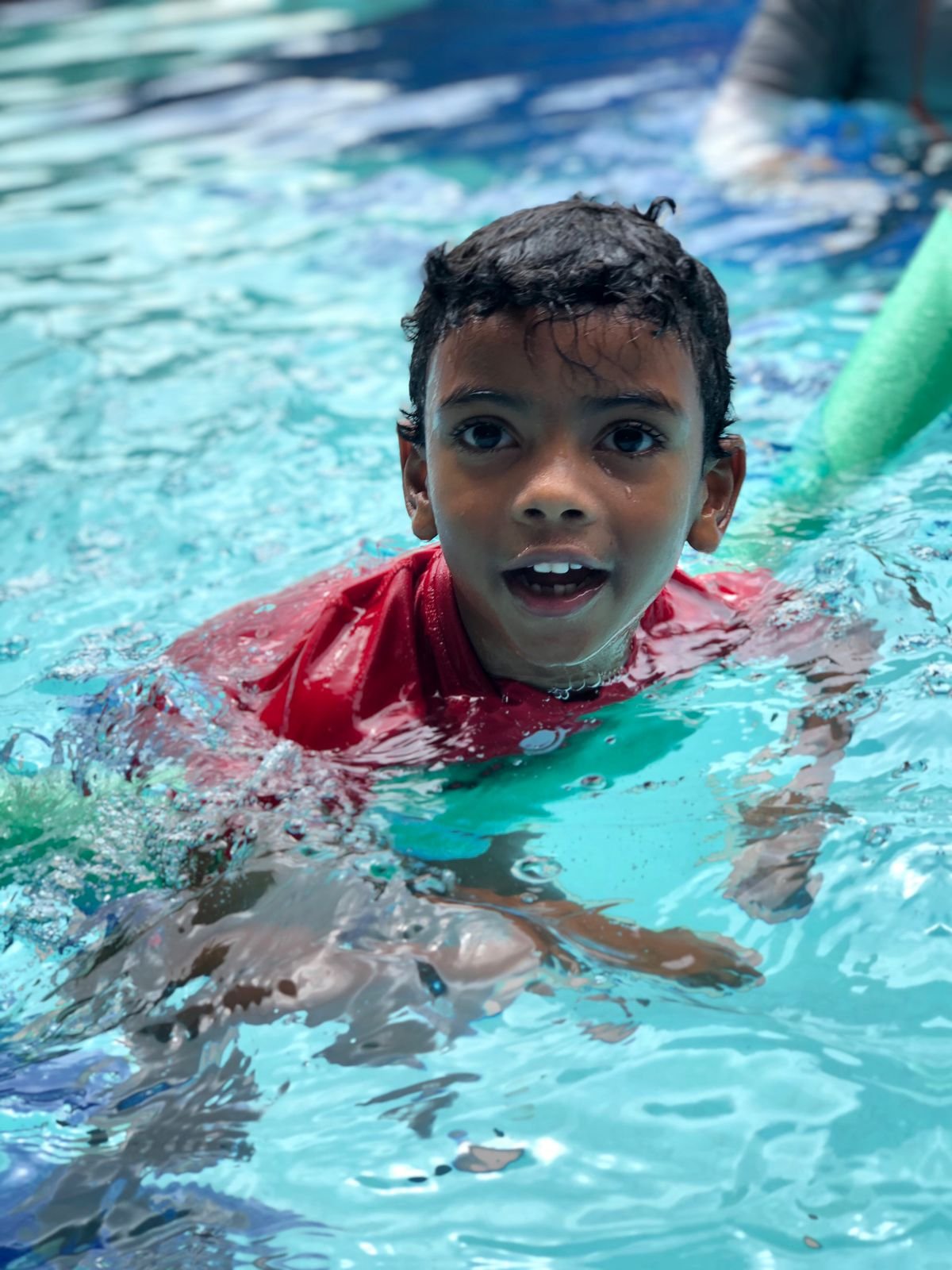 Niños en la piscina adaptada 4