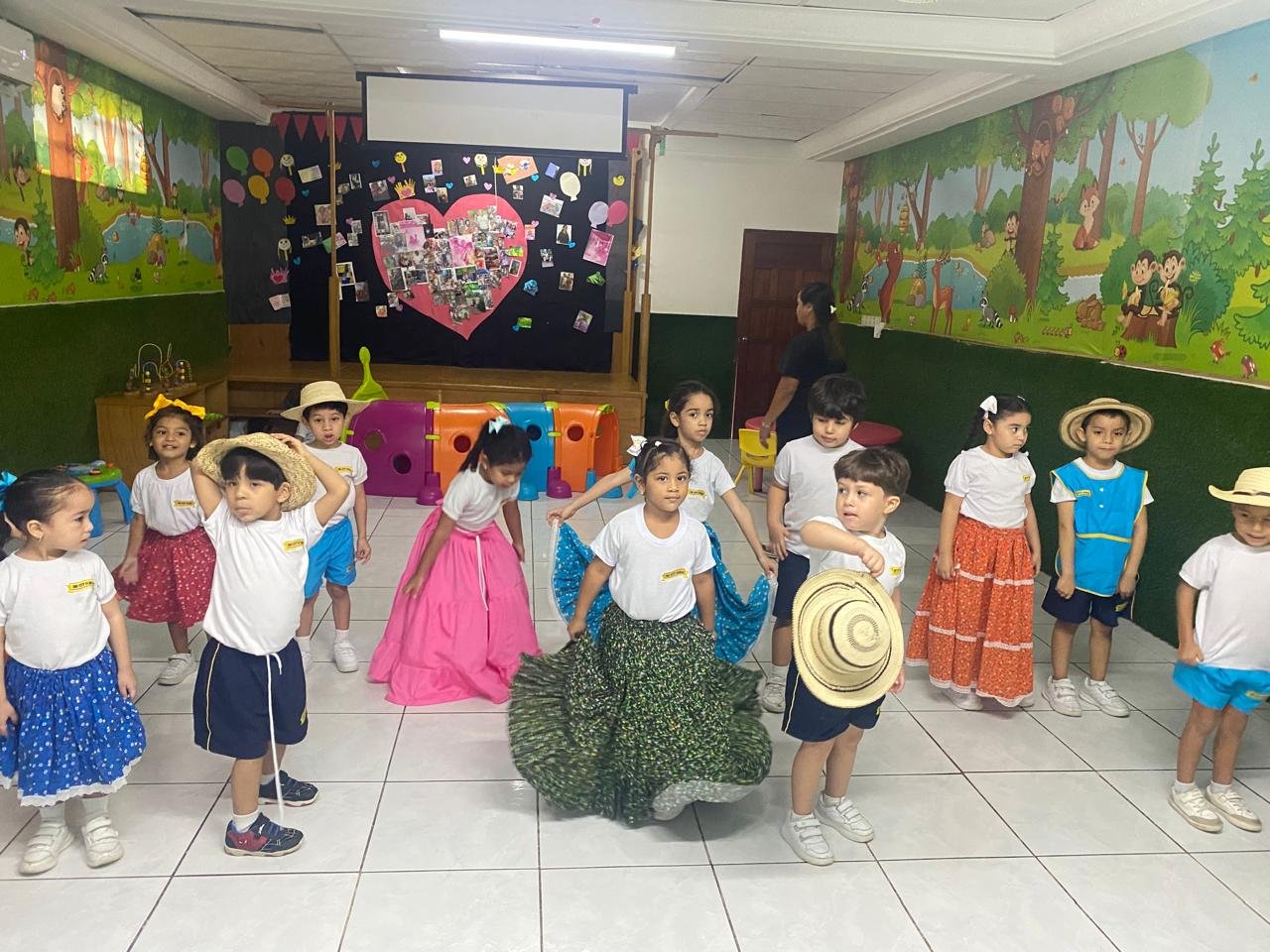 Niños en la piscina adaptada 4